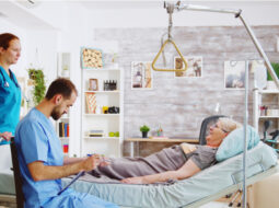 Como é que a hospitalização domiciliária pode ajudar os idosos?