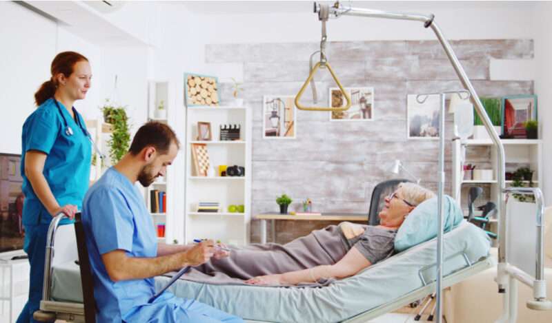 Como é que a hospitalização domiciliária pode ajudar os idosos?
