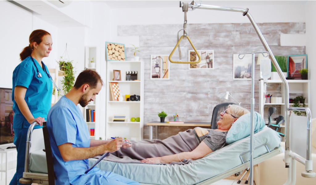 Como é que a hospitalização domiciliária pode ajudar os idosos?