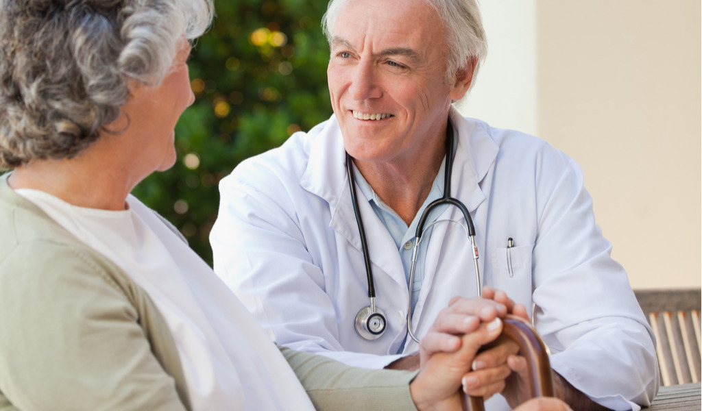 Benefícios para os idosos de ter um médico ao domicílio