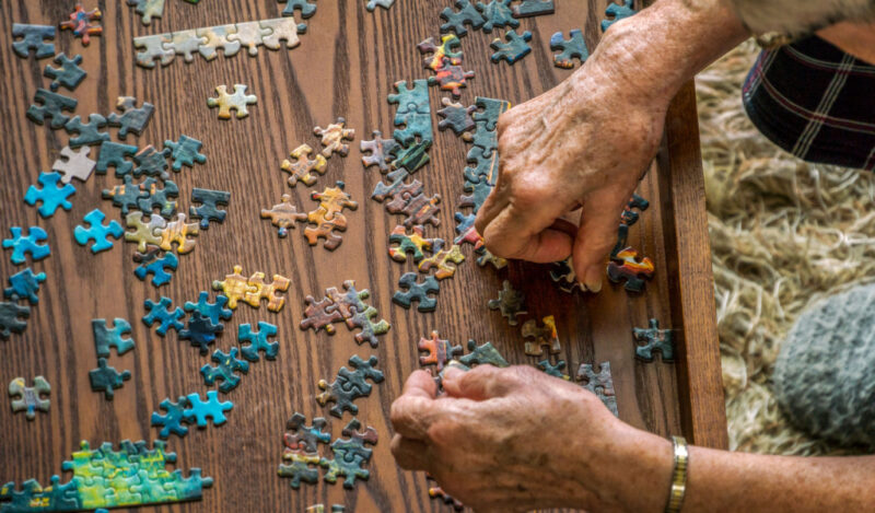 Como os exercícios de estimulação cognitiva feitos em casa podem ser benéficos?