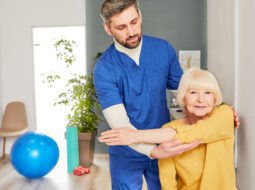 Como a fisioterapia pode ajudar com a artrite nos idosos?