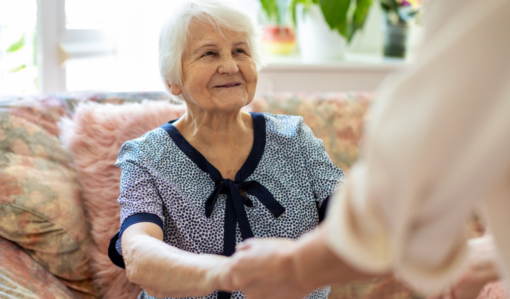 Qual é a diferença na prestação de cuidados entre demência e Alzheimer?