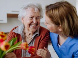 O que é mais importante nos cuidados a idosos?