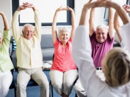 Exercícios para idosos que podem ser feitos numa cadeira
