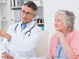 Qual a melhor forma de ajudar os idosos nas consultas médicas?